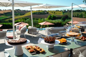 每日供应自助式早餐（每人 EUR 8）