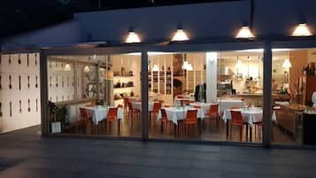 Se sirven desayunos, almuerzos y cocina regional (con vistas al jardín)