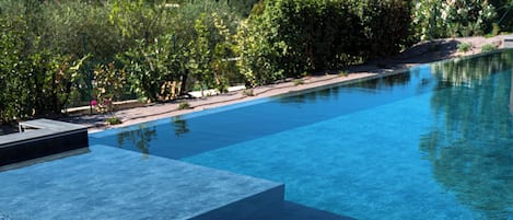 2 AuĂenpools, Sonnenschirme, LiegestĂŒhle