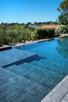 2 室外游泳池，池畔遮阳伞，日光浴躺椅