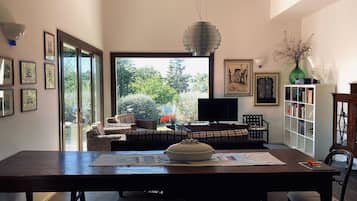 Apartamento Deluxe | Zona de estar | Una televisión de pantalla plana