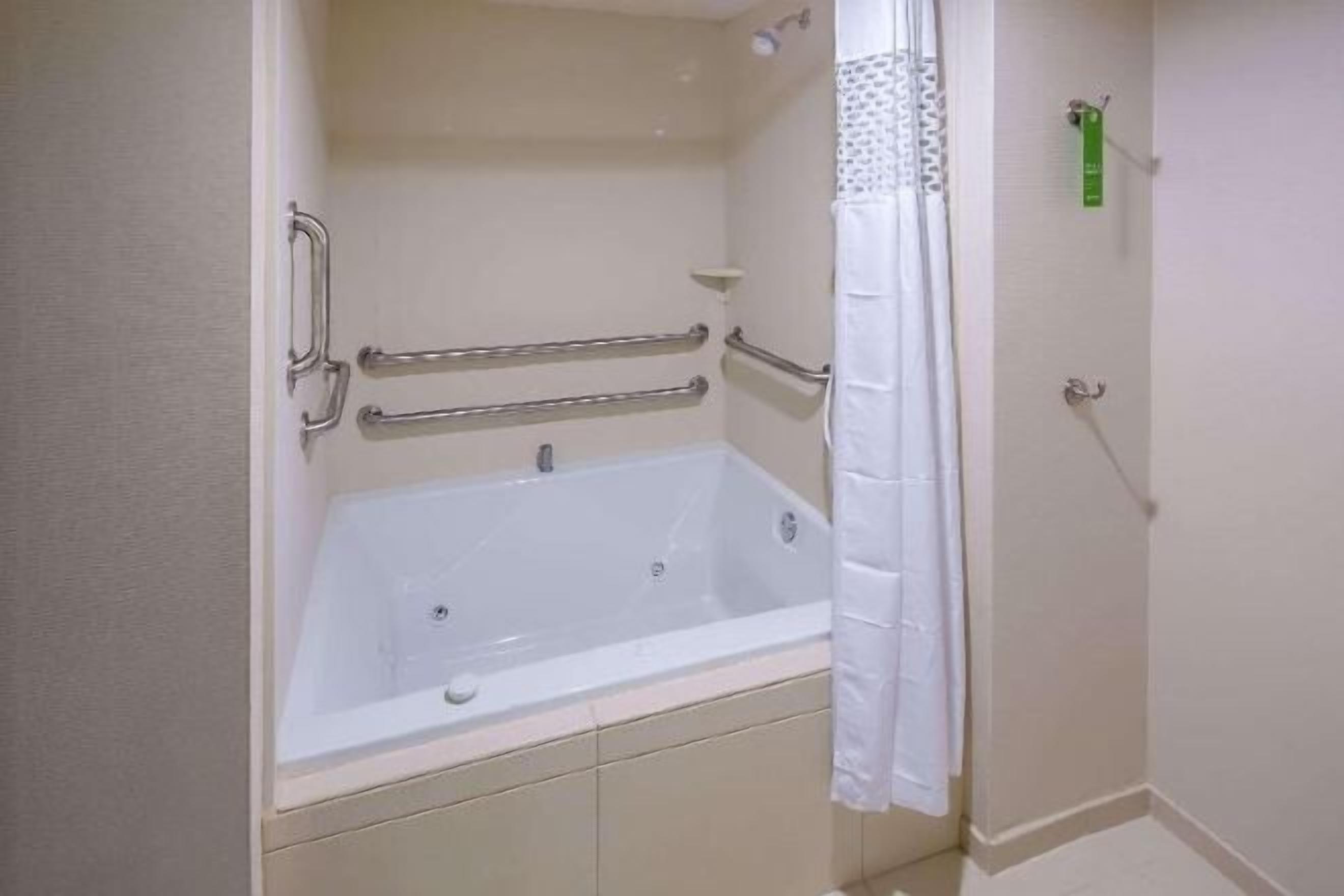 バスルーム | レインフォールシャワー、ヘアドライヤー、タオル