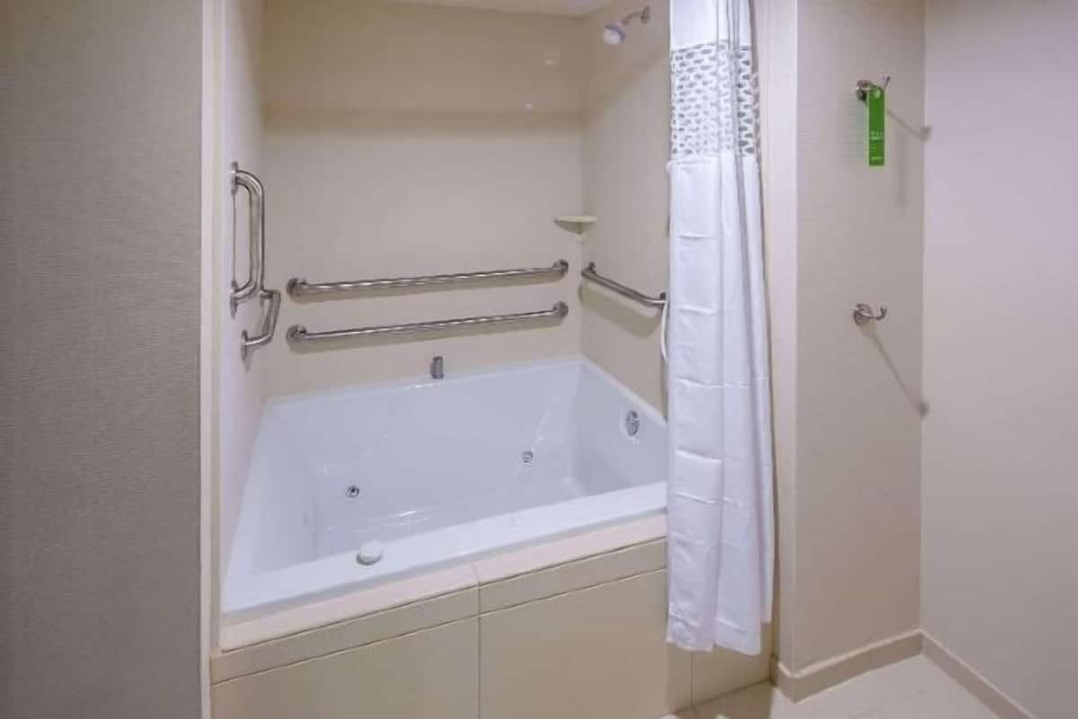 Kylpyhuone | Sadesuihkupää, hiustenkuivaaja, pyyhkeet