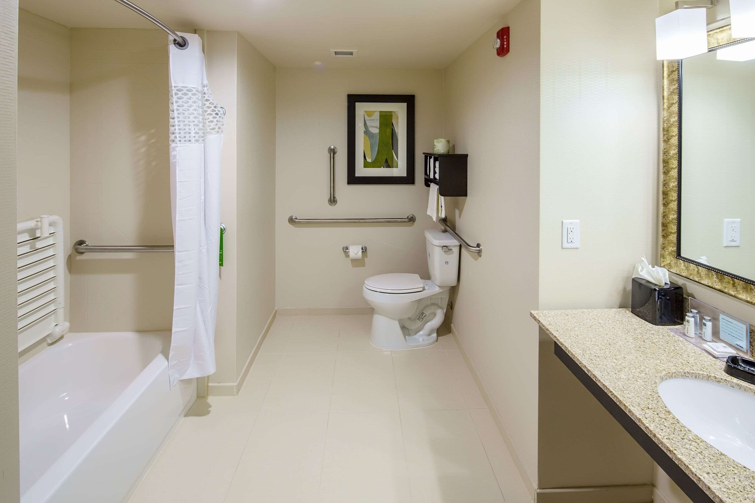 room, 1 king bed (hearing accessible) | bathroom | rainfall showerhead, hair dryer, towels