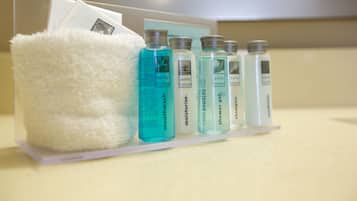 Room, 1 King Bed | Bathroom | Free toiletries, hair dryer, towels