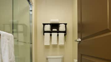 Room, 1 King Bed | Bathroom | Free toiletries, hair dryer, towels