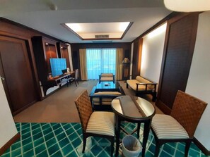 Suite | Living area | 40-inch TV with satellite channels - Grand Hotel (Pattaya)