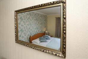 Individually decorated, individually furnished, blackout drapes, WiFi - Dorset Hotel (Ryde)