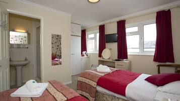 Habitación con 2 camas individuales, baño privado | Decoración individual, mobiliario individual, cortinas opacas y wifi