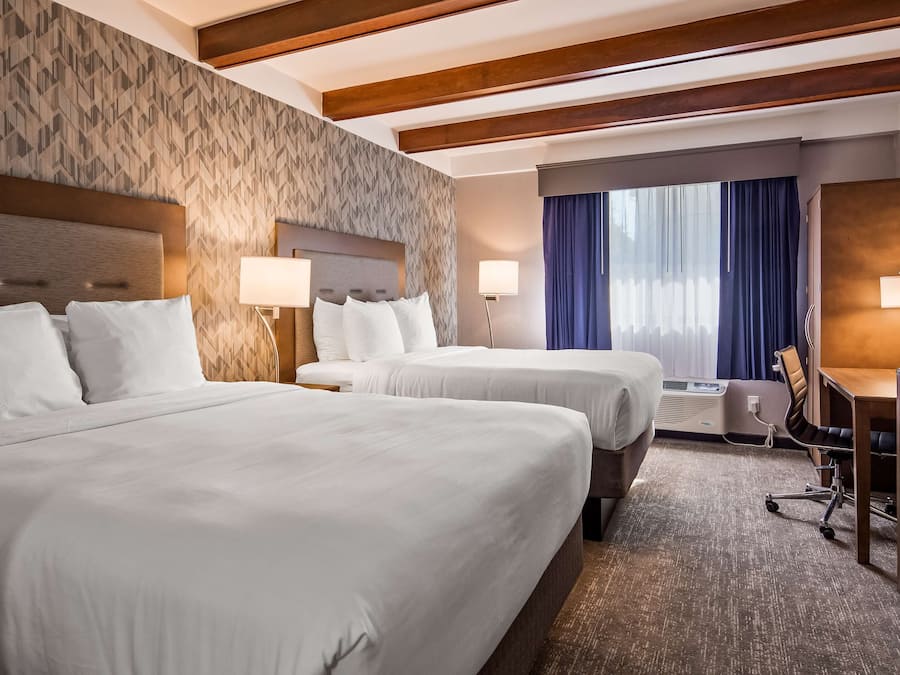 Colchones con pillow-top y caja de seguridad en la habitación