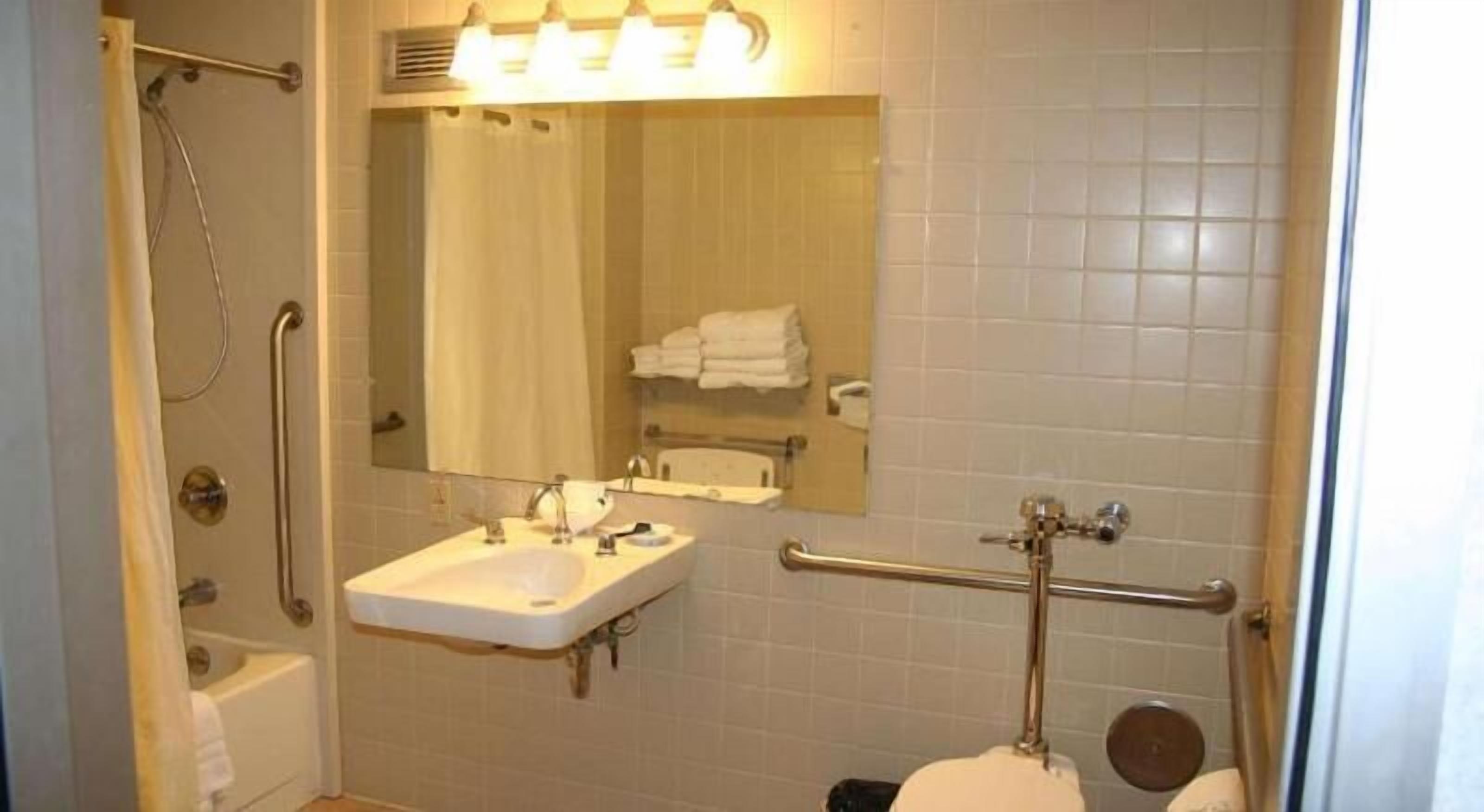 浴室 | 淋浴设施、免费洗浴用品、吹风机、毛巾