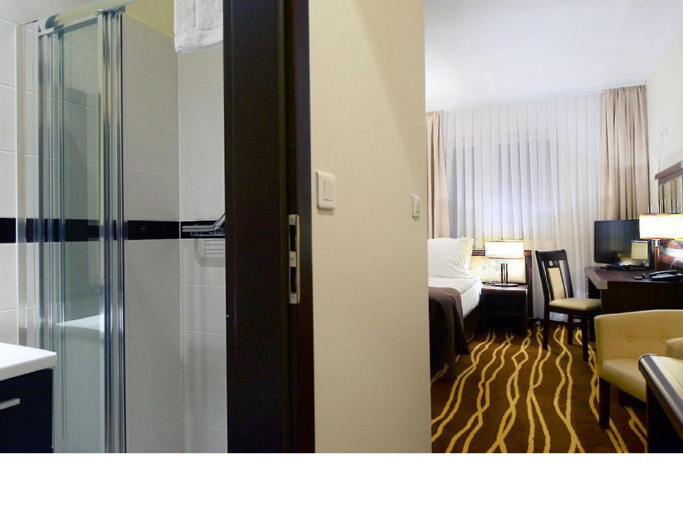 single room | premium bedding, in-room safe, desk, iron/ironing board