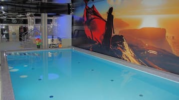 屋内プール、サンラウンジャー、ライフガード配置