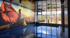 Piscine couverte, chaises longues, maîtres-nageurs sur place