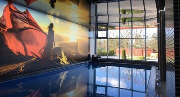 สระว่ายน้ำในร่ม, เก้าอี้อาบแดดริมสระ, เจ้าหน้าที่รักษาความปลอดภัยทางน้ำ