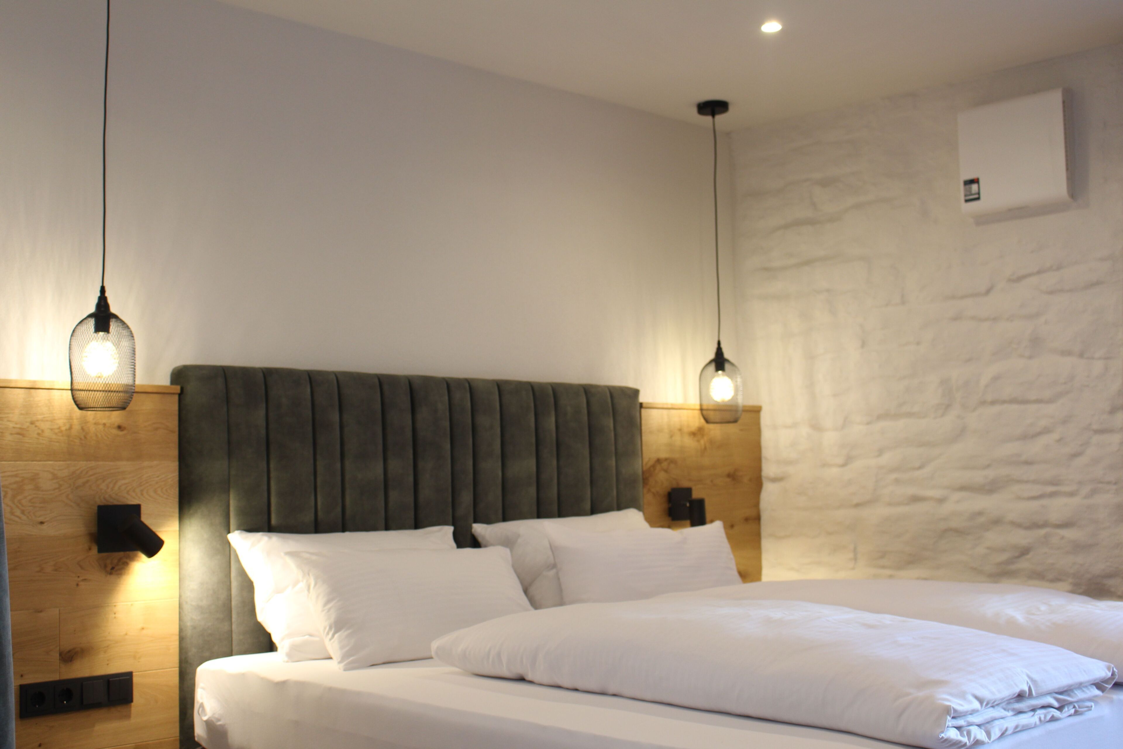 Quarto casal exclusivo, para não fumantes, sacada | Frigobar, cofres nos quartos, individualmente decorados, escrivaninha