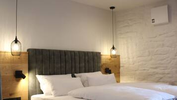 Exclusive-Doppelzimmer, Nichtraucher, Balkon | Minibar, Zimmersafe, individuell dekoriert, Schreibtisch