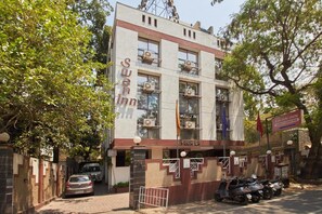 Bãi đậu xe tự phục vụ miễn phí, bãi đậu xe có người phục vụ miễn phí 