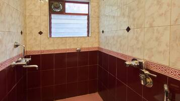 Dusj, toalettartikler (inkludert), hårføner og håndklær