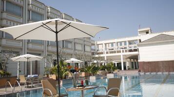 Una piscina al aire libre