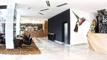 Coin salon dans le hall