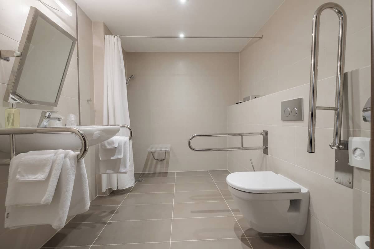 accessible room | bathroom | free toiletries, hair dryer, towels