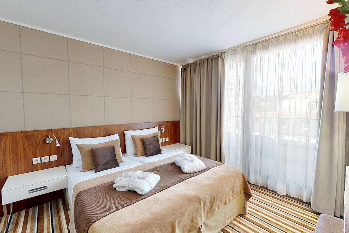 executive apartment | in-room safe, desk, laptop workspace, blackout curtains