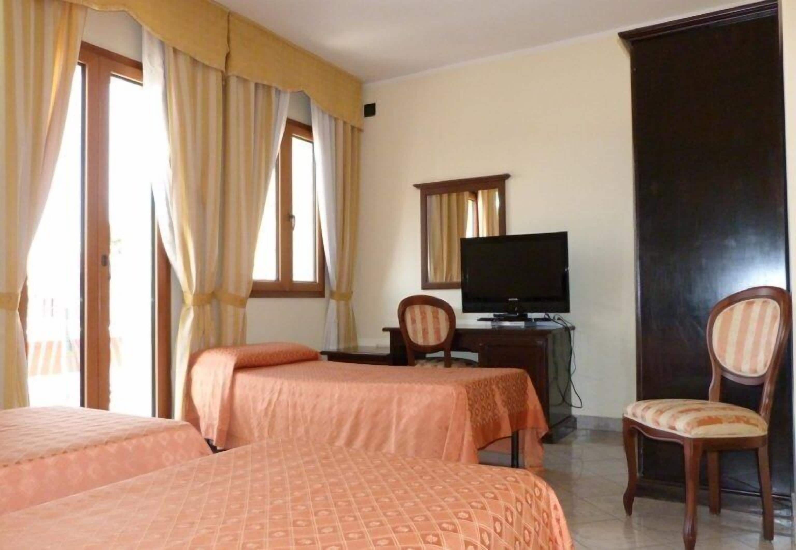 Minibar, coffres-forts dans les chambres, bureau, lits bébé (gratuits)