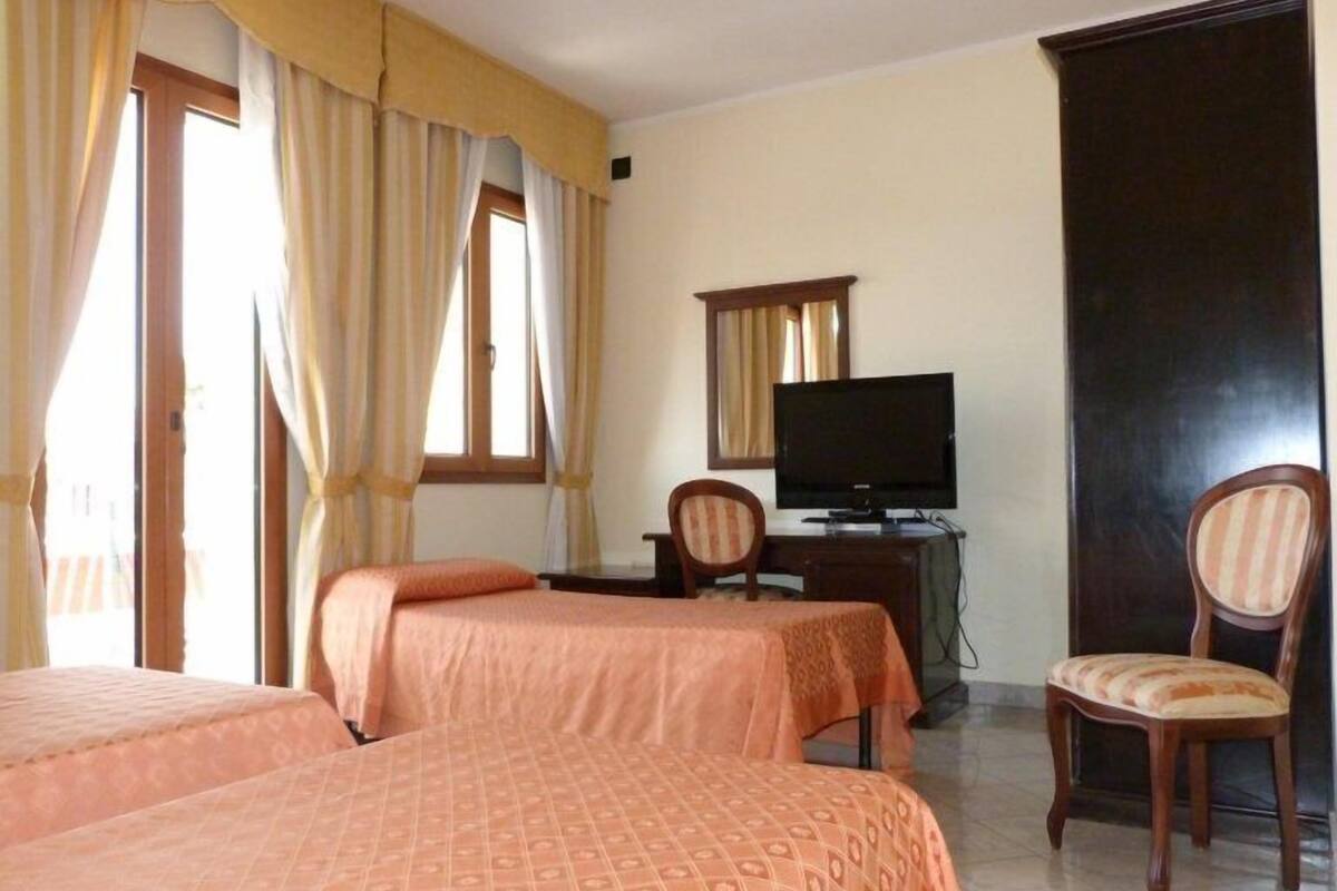 triple room | 1 bedroom, minibar, in-room safe, desk