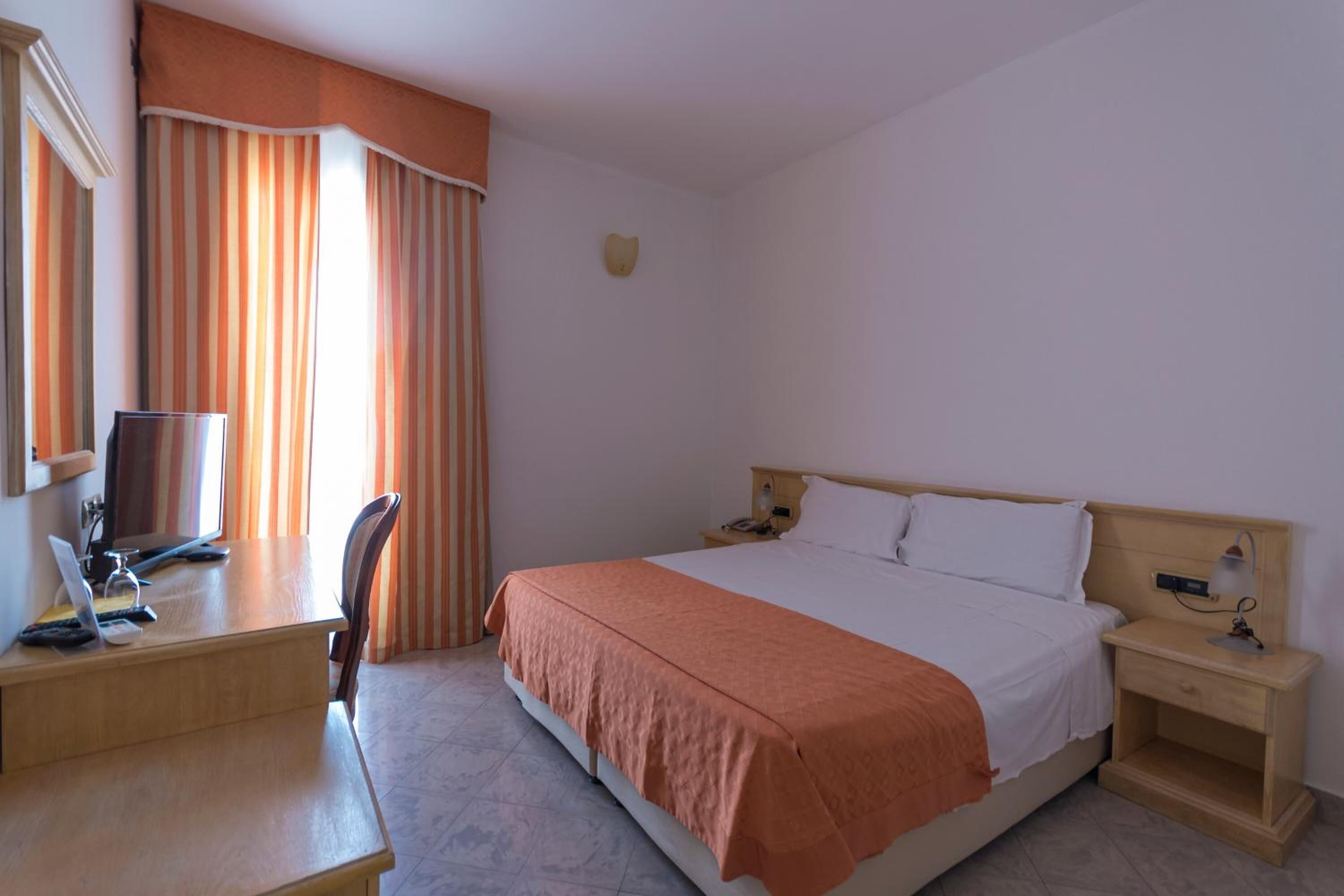 Minibar, Zimmersafe, Schreibtisch, kostenlose Babybetten