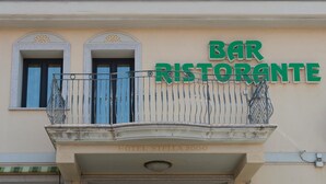 A building with a sign reading "BAR RISTORANTE" and "HOTEL STELLA 2000" on the facade. - Hotel Ristorante Stella 2000 (Olbia)