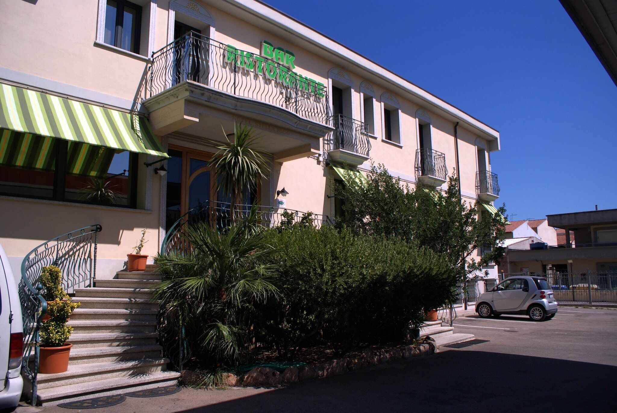 Vista frontal de la propiedad