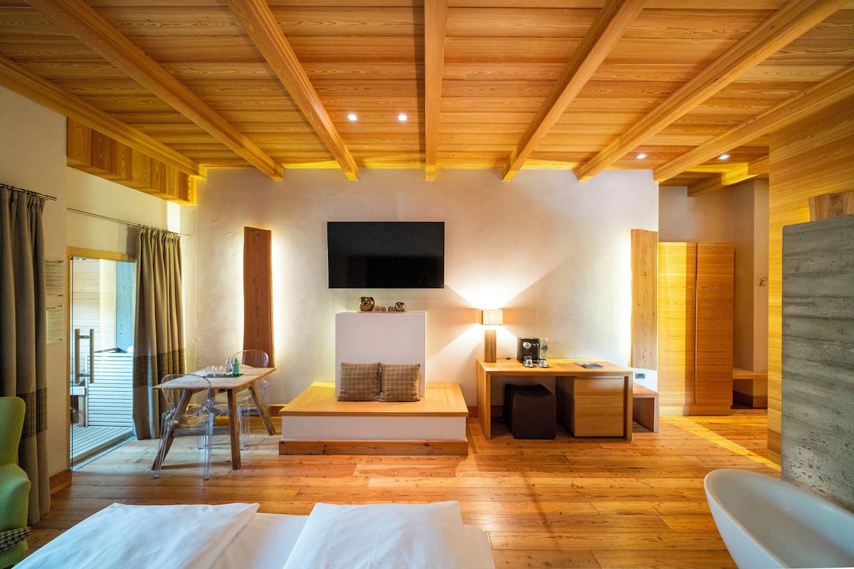Junior Suite | 1 bedroom, premium bedding, minibar, in-room safe