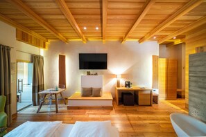 أغطية فراش متميزة وميني بار وخزنة داخل الغرفة ومكتب