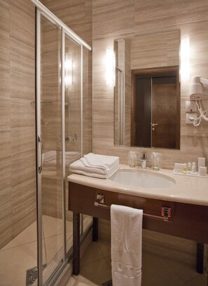 Deluxe Triple Room | Bathroom | Shower, free toiletries, hair dryer, bathrobes - Manjez Exclusive Villa (Belgrade)
