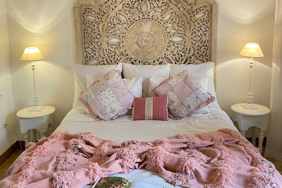Tabla de planchar con plancha, wifi gratis y ropa de cama