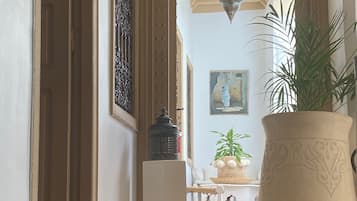 Habitación doble | Tabla de planchar con plancha, wifi gratis y ropa de cama