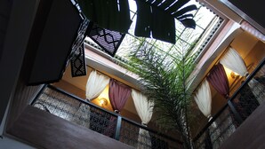 Una escalera con vista a un balcón.