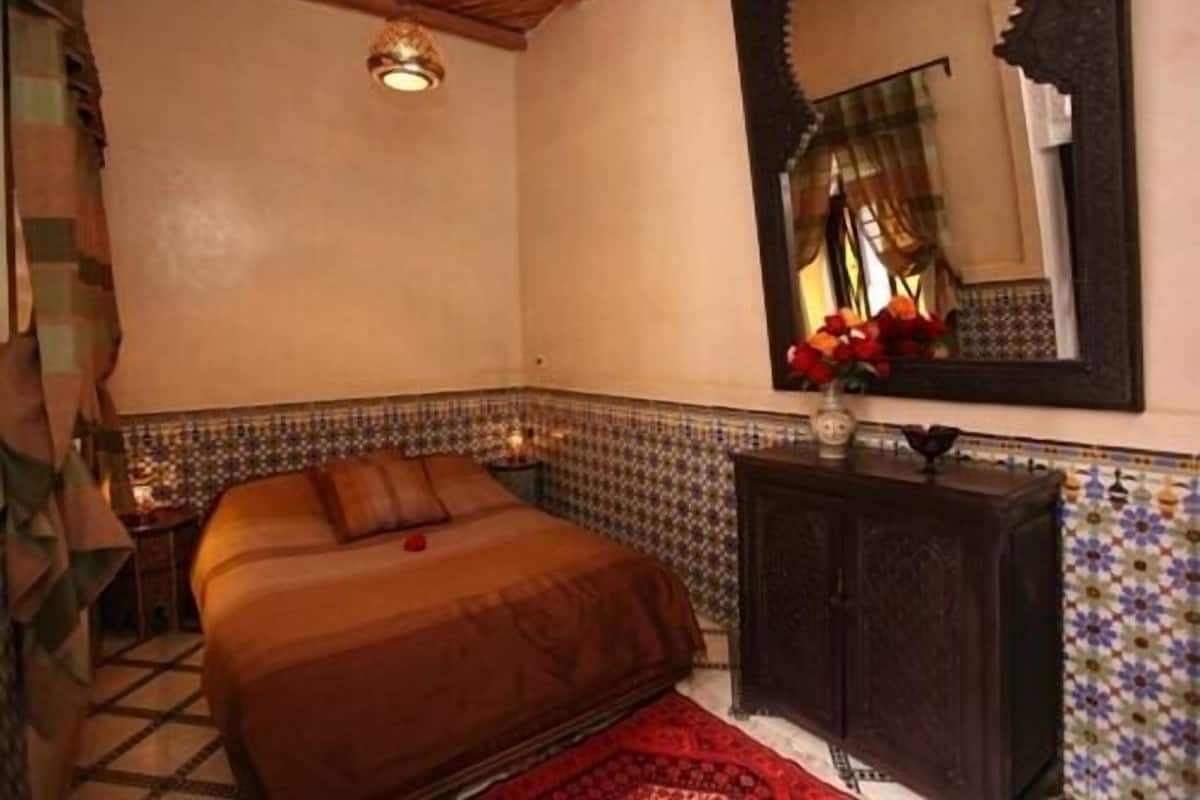 Habitación estándar con 2 camas individuales, baño privado (Marrakech) | Caja de seguridad en la habitación y decoración personalizada