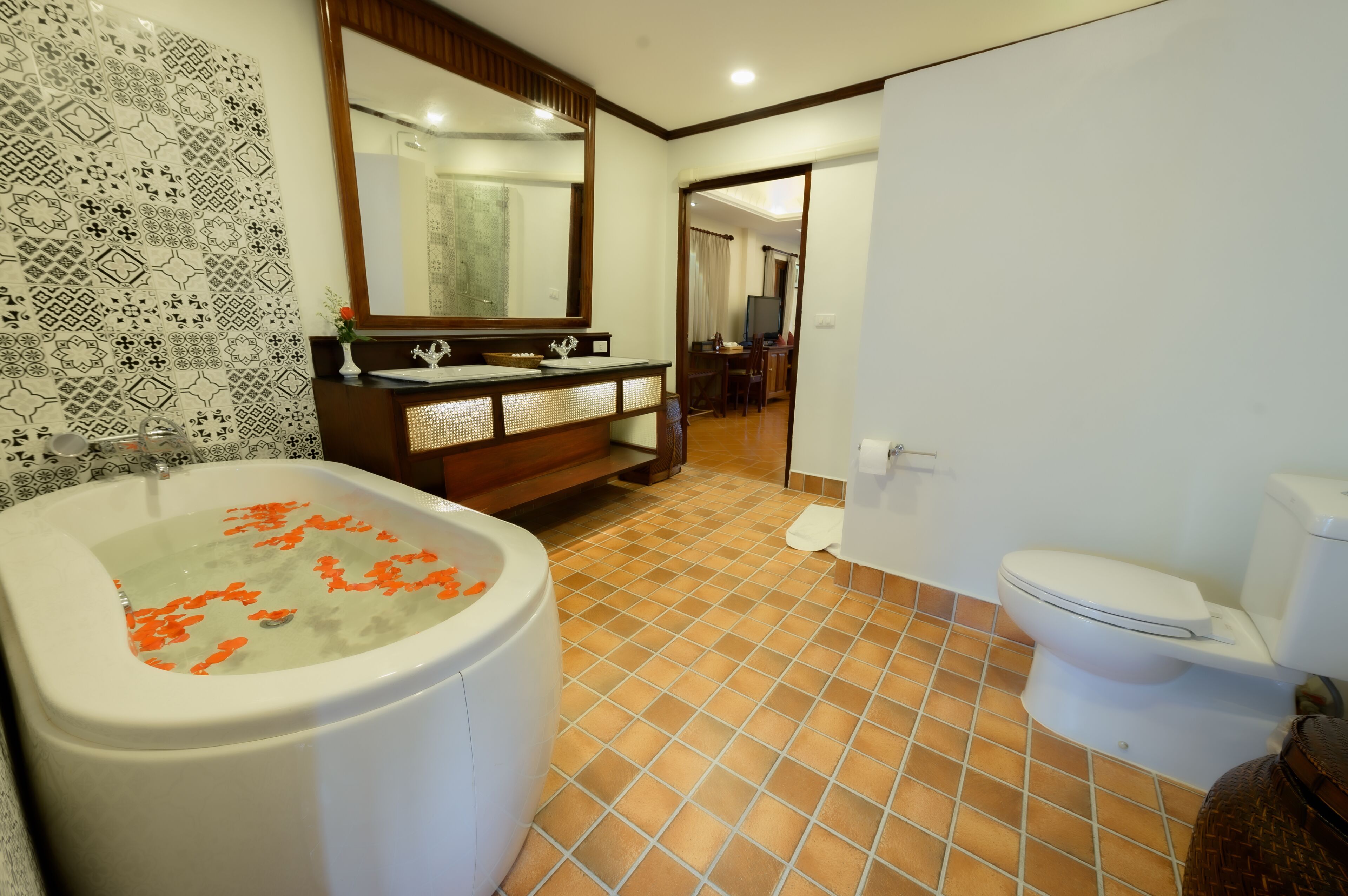 A bathroom with a bathtub, toilet, and vanity.