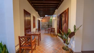 Vista frontal de la propiedad