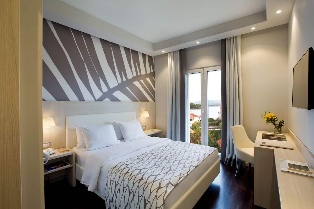 minibar, in-room safe, wifi