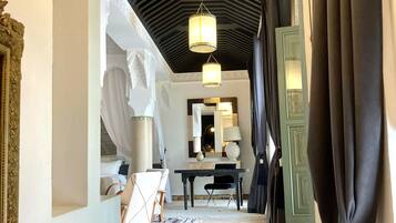 Executive Suite | Egyptian cotton sheets, premium bedding, pillowtop beds, in-room safe