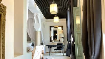 Executive Suite | Egyptian cotton sheets, premium bedding, pillowtop beds, in-room safe
