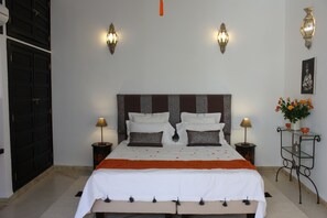 Amber Suite | Premium bedding, minibar, in-room safe, individually decorated - Riad La Villa Marrakech (Marrakech)