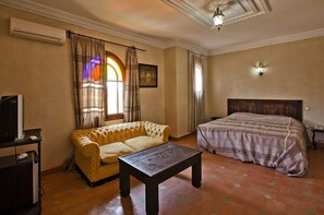 Desk, blackout curtains, soundproofing, free cots/infant beds - Rrsport & Hotel Maroc (Marrakech)