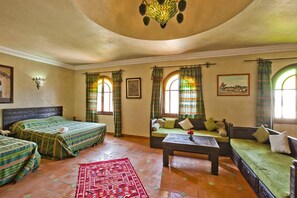 Desk, blackout drapes, soundproofing, free cribs/infant beds - Rrsport & Hotel Maroc (Marrakech)