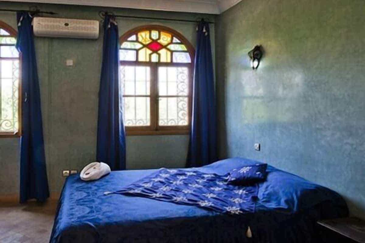 Escritorio, cortinas opacas, sistema de insonorización y cunas gratuitas