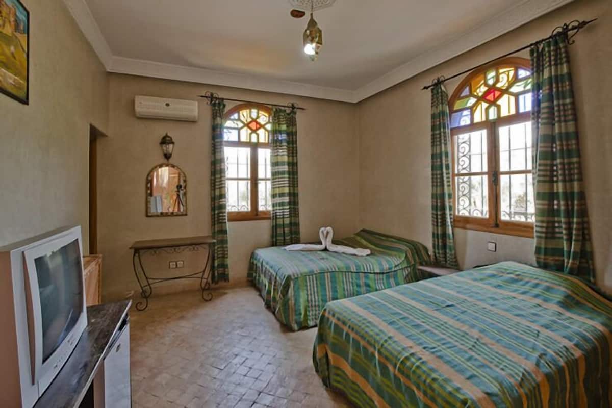 Escritorio, cortinas opacas, sistema de insonorización y cunas gratuitas