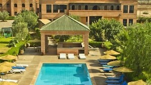 Outdoor pool, pool umbrellas, sun loungers - Rrsport & Hotel Maroc (Marrakech)
